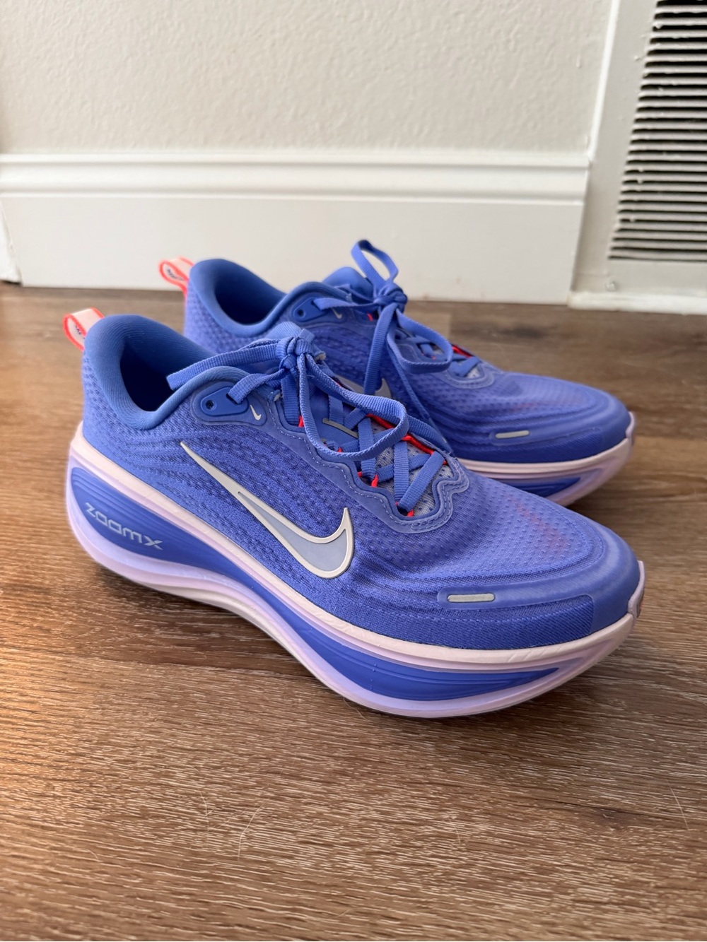 Nike Blue Sneakers with Pink-Red Accents - Picture 6 of 6